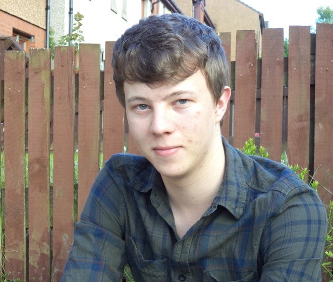 Bryan Henderson, ein schottischer Teenager, gewann das Geheimnis von Peter Molyneux' Curiosity-Würfel und darf als Belohnung im Götterspiel GODUS den Über-Gott mimen.