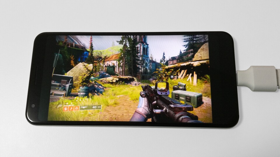 Spielen wir Destiny 2 per Controller auf dem Smartphone, macht sich die Latenz bei Eingaben weniger stark bemerkbar als beim Spielen mit Maus und Tastatur auf einem großen, schnellen PC-Bildschirm.
