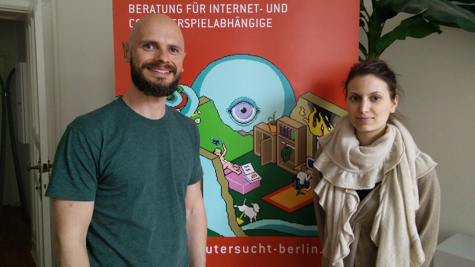 Gordon Schmid leitet »Lost in Space«, die Beratungsstelle für Computerspiel- und Internetsüchtige in Berlin. Kiara Schneider ist Praktikantin und arbeitet vor allem mit Glücksspielsüchtigen.