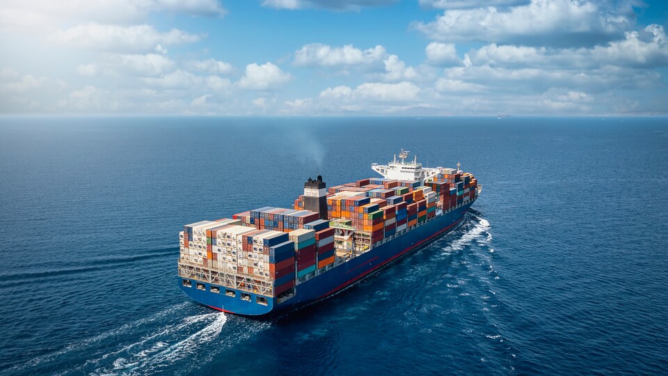Containerschiffe werden auch in den kommenden Jahrzehnten Treibstoff brauchen. (Quelle: stock.adobe.com - moofushi)