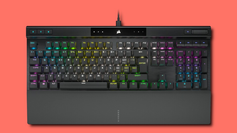Die Corsair-Tastatur K70 RGB Pro setzt auf das oft genutzt Standardlayout, das auch mit 100 % bezeichnet wird. Oberhalb der F-Tasten befinden sich zusätzliche Medientasten und ein Drehrad zur Regelung der Lautstärke.
