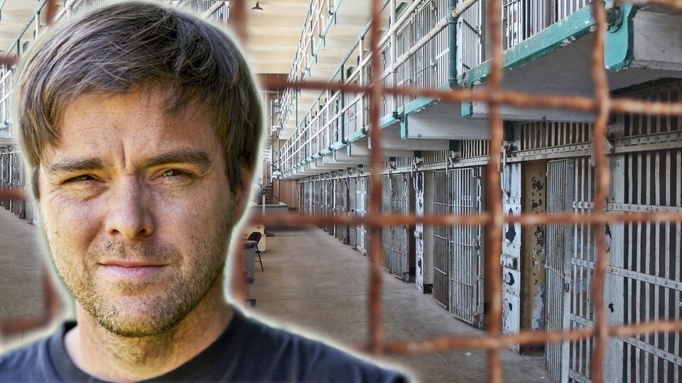 Alex geht schon sein ganzes Leben lang in Gefängnissen ein und aus. Was läge also näher, als für GameStar Plus die Realität mit dem Spiel Prison Architect zu vergleichen?