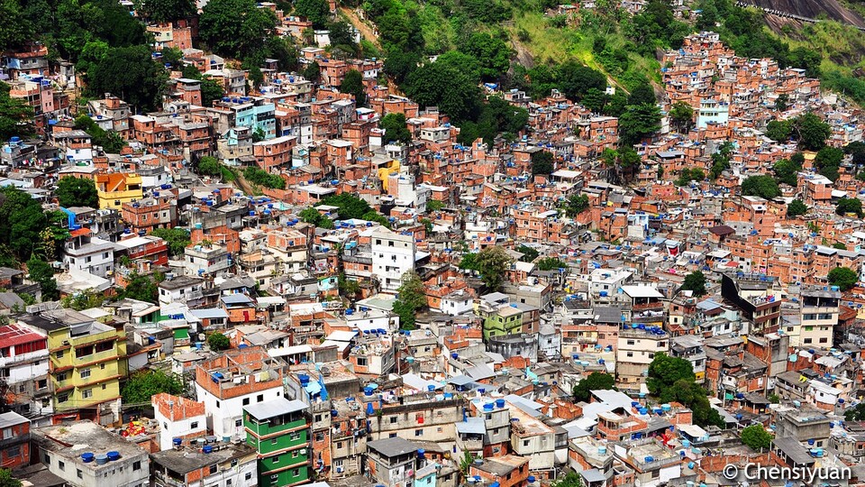 Gerne auf seine traumhaften Strände und eindrucksvollen Sehenswürdigkeiten reduziert, brodeln in Rios Armenvierteln bürgerkriegsähnliche Zustände, denen das Gesetz nicht mehr Herr wird. 