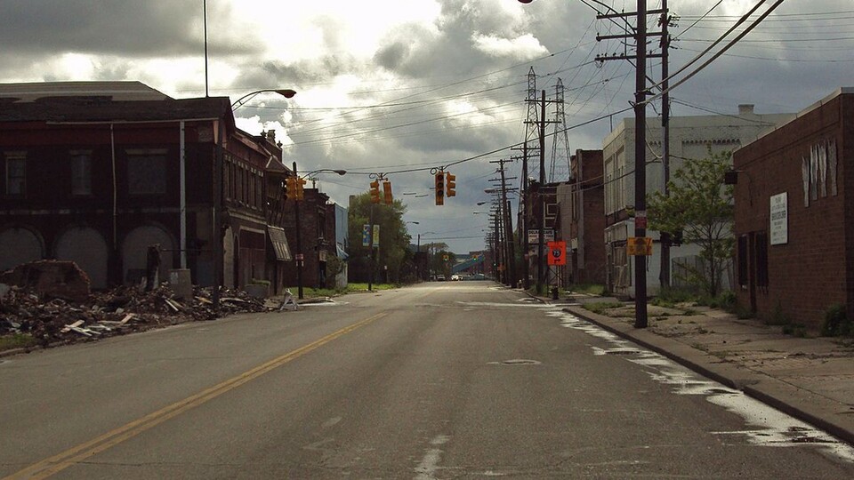 Als Zentrum der amerikanischen Autoindustrie einst eine blühende Wirtschaftsmetropole, steht Detroit heute für die Schattenseiten und die ruinösen Folgen des Turbokapitalismus 