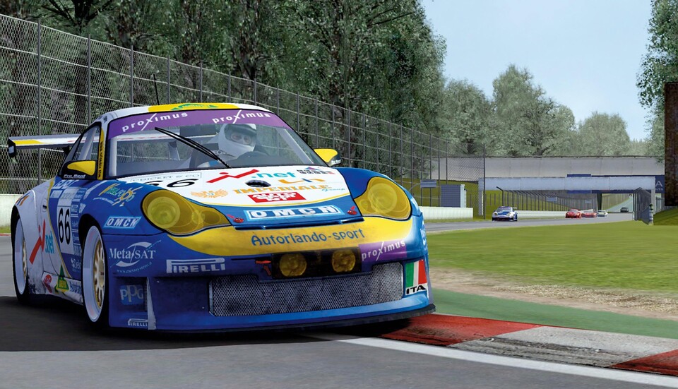 Ein fotorealistischer Porsche 996 brettert durch die legendären Kurven von Monza. Der Pilot lehnt sich realistisch animiert zur Kur