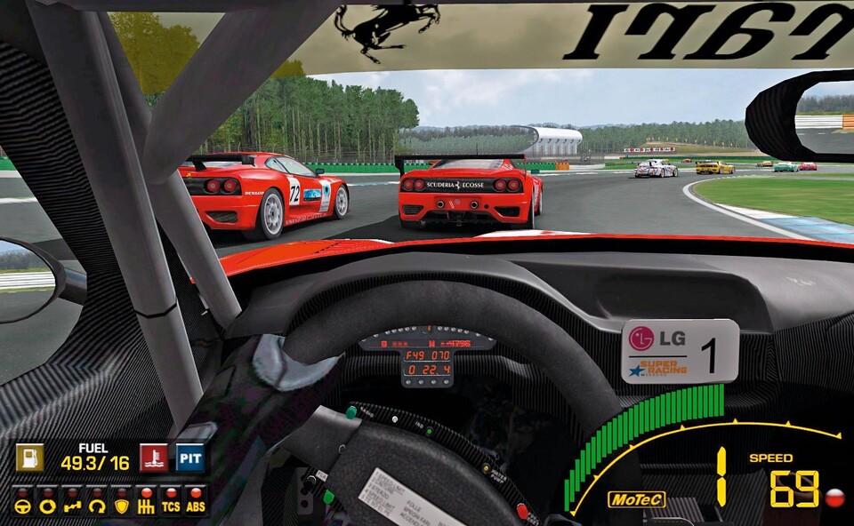 Während sich die zwei Ferrari-Fahrer erbittert bekämpfen, versuchen wir, rechts zu überholen. Links unten sehen Sie die aktivierten Fahrhilfen eingeblendet. 