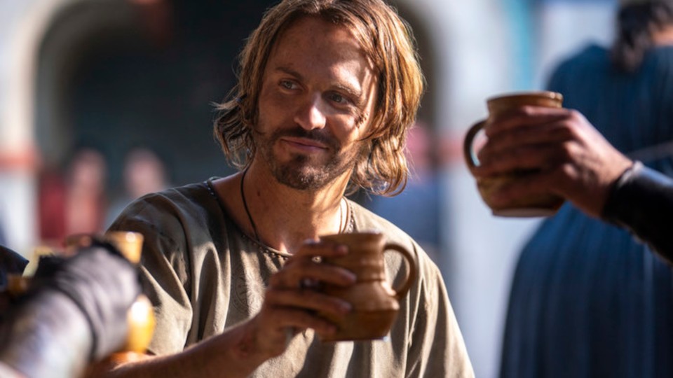 Halbrand sieht nicht nur so aus wie Aragorn, sondern ähnelt ihm teils auch vom Charakter. Bildquelle: Amazon Studios