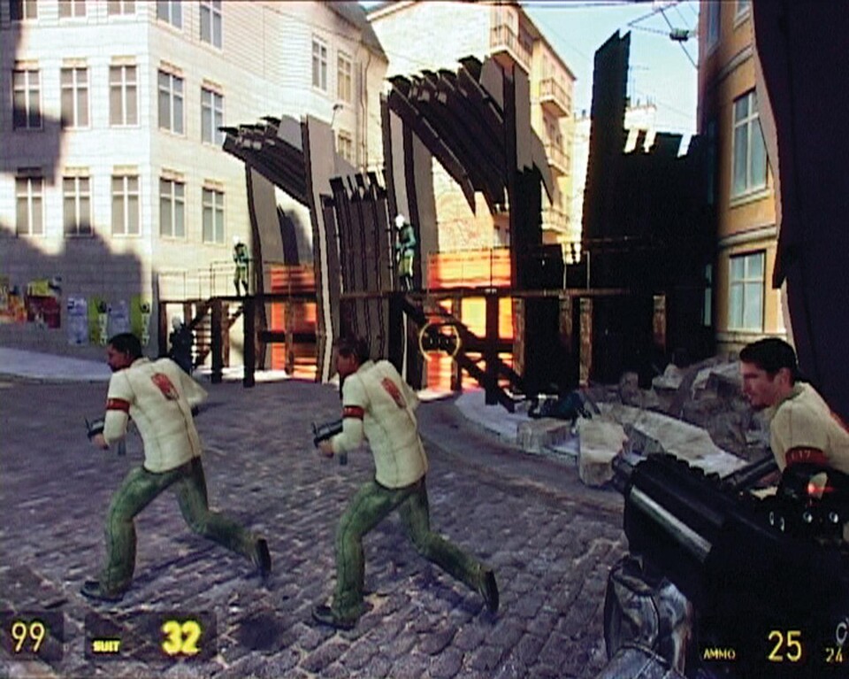 Gordon unterstützt die Rebellen von City 17 im Kampf gegen die Combine. Diese Gefechte erinnern an Counterstrike, nur dass in Half-Life 2 die ausgefuchste KI für schlaue Kameraden sorgt. Hier geben wir den Aufständischen gerade Feuerschutz gegen die Soldaten auf dem Gerüst.