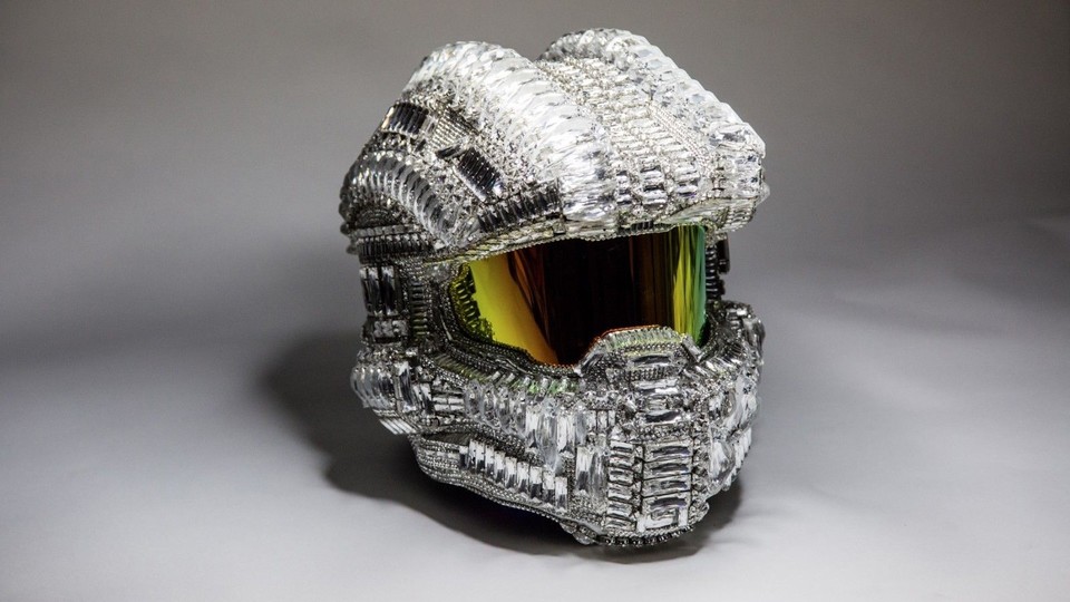 Bei Ebay steht derzeit eine Nachbildung des Master-Chief-Helms aus Halo 5 zum Verkauf. Die Besonderheit: Es wurden 25.000 Swarovski-Kristalle verarbeitet.