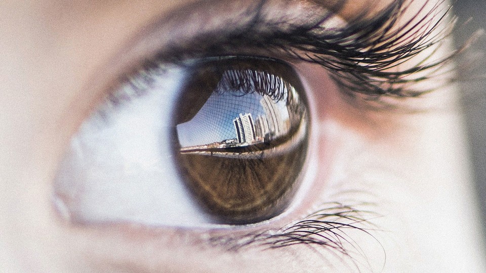 Unsere Augen nehmen visuelle Informationen aus unserer Umgebung auf und leiten diese an das Gehirn weiter.