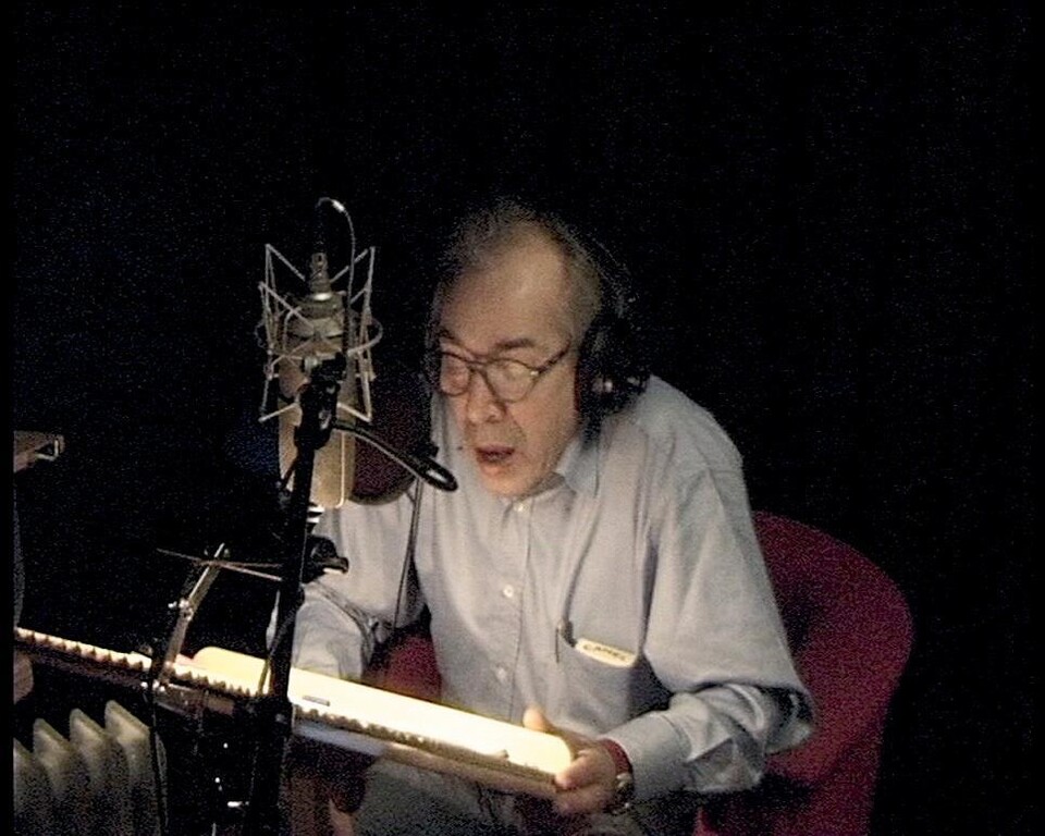 Christian Schult (bekannt als Stimme von Jean-Luc Picard), hat es sich für die Aufnahmen zu Stronghold 2 im Studio gemütlich gemacht.