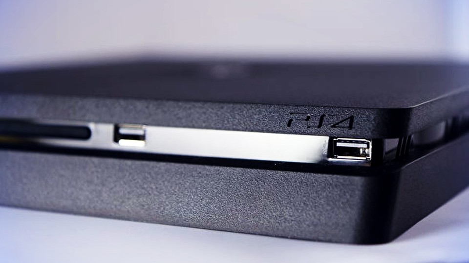 Neue Gerüchte über die bisher noch nicht offiziell vorgestellte PS4 Slim. Angeblich soll die schlankere Version auch Wifi mit 5GHz-Verbindung anbieten.