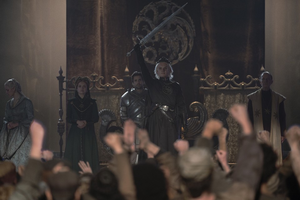 Aegon hat nicht nur das legendäre Schwert Schwarzfeuer, Aegons Krone und dessen Dolch, sondern auch noch den vermutlich schönsten Drachen von ganz Westeros. Bildquelle: HBO