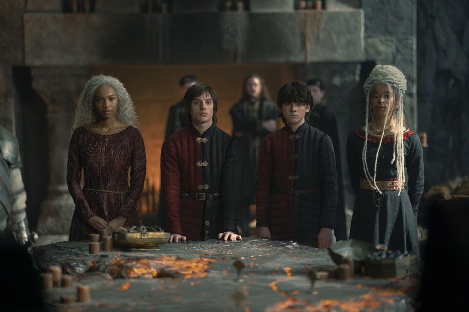 Von links nach rechts: Baela, Jacaerys, Lucerys und Rhaena in Drachenstein vor dem Westeros-Tisch. Bildquelle: HBO