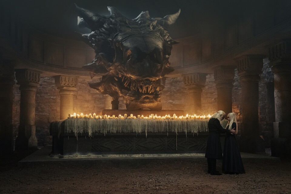 Balerion ist zwar zu House of the Dragon bereits tot, sein Schädel befindet sich aber im Roten Bergfried. Bildquelle: HBO