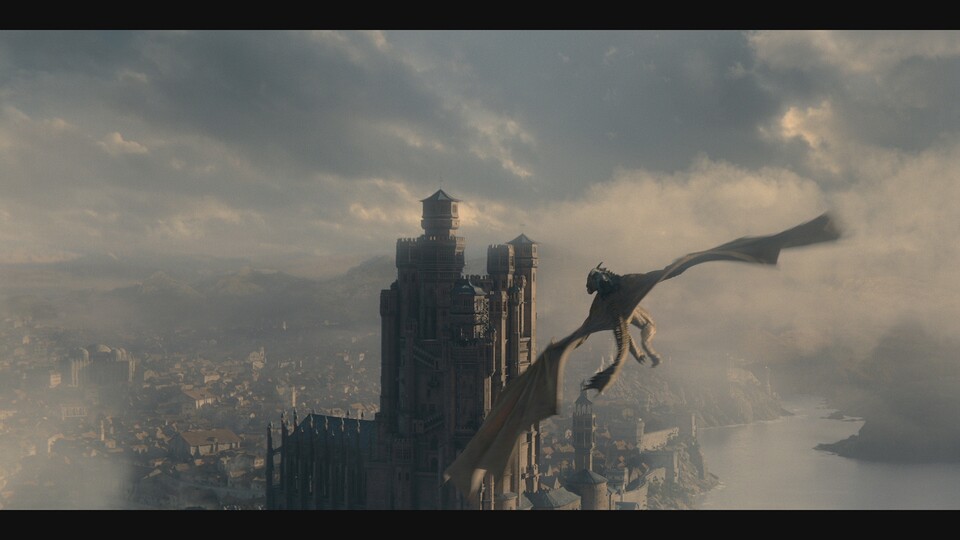 Schon zu Beginn der ersten Folge bekommen wir Syrax zu sehen, wie er über Königsmund fliegt. Bildquelle: HBO