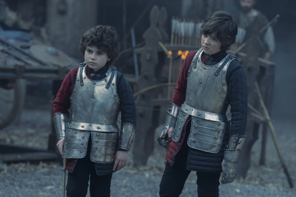 Jacaerys (rechts) mit seinem jüngeren Bruder Lucerys beim Training. Bildquelle: HBO