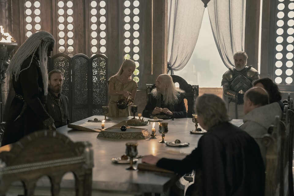 Politische Debatten im Kleinen Rat gehören wie in Game of Thrones zum Alltag von House of the Dragon.