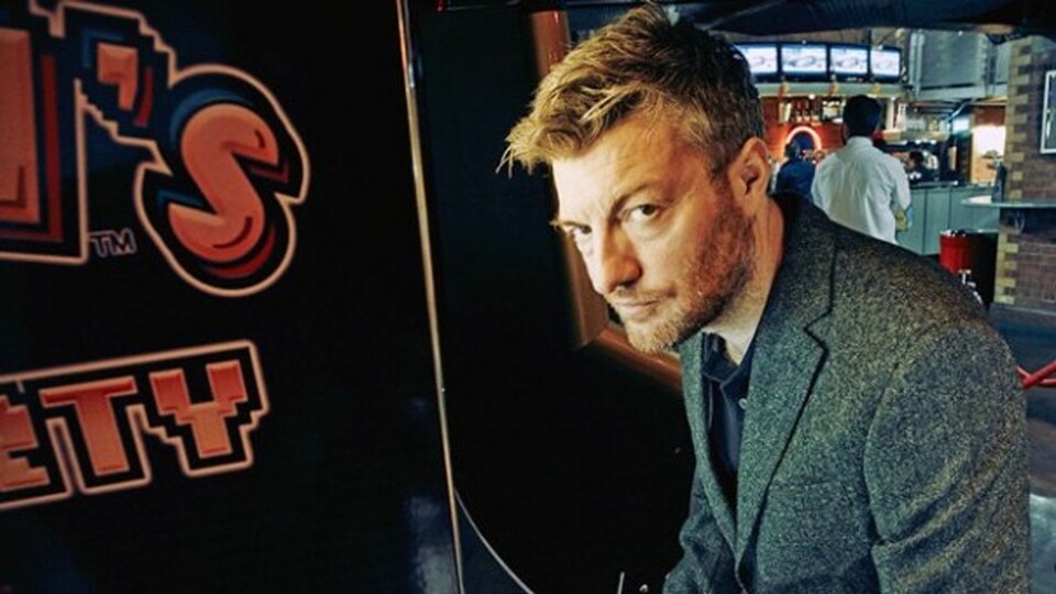 Satiriker Charlie Brooker hat sich mit Formaten wie Newswipe und Gameswipe einen Namen gemacht.Er ist auch verantwortlich für die beeindruckende Miniserie Black Mirror.