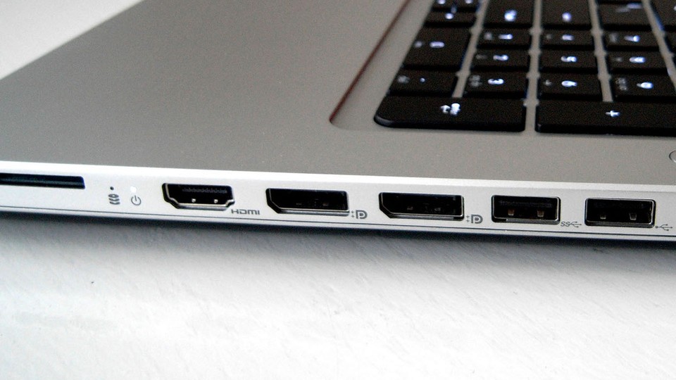Alle Schnittstellen befinden sich an den Seitenkanten des Laptops. Links sind neben dem Slot-in-Blu-Ray-Laufwerk zwei USB-3.0-SuperSpeed-Ports, ein Mikrofon-Eingang, zwei Kopfhörerbuchsen und ein Standard Kensington Lock platziert. Die rechte Seite beherbergt einen Gigabit-LAN-Port, einen weiteren USB-3.0-Port, eine USB-2.0-Schittstelle, zwei DisplayPort-Ausgänge in voller Größe, HDMI und einen Speicherkartenleser (SD/MMC). 