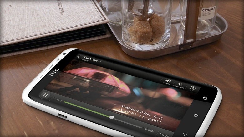 Das HTC One X ist trotz der schnellen Hardware extrem flach.