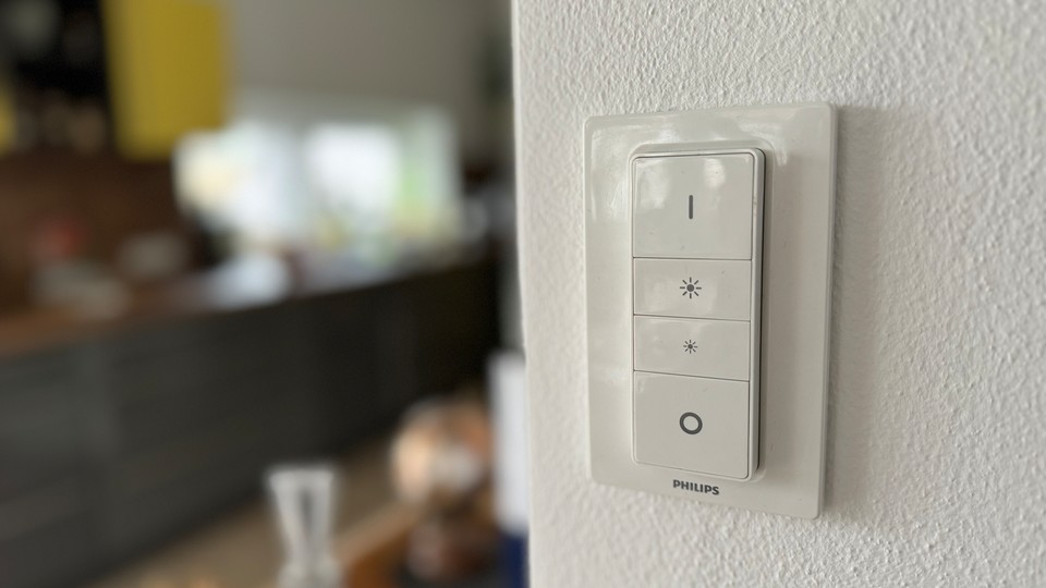 Philips bietet für seine Hue-Lampen nützliches Zubehör an. Dieser Schalter zum Beispiel bietet vier Tasten, wovon zwei in der App frei konfiguriert werden können.