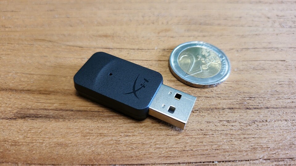 Anschluss an PC und PlayStation findet das Headset über diesen kleinen USB-Dongle.