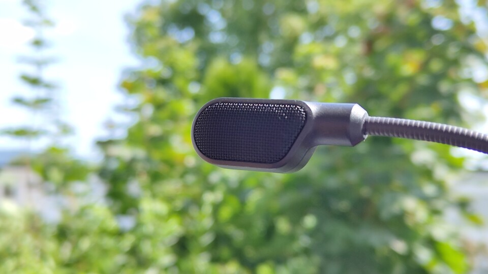 Das Mikrofon kommt dank eines Mesh-Filters ohne Schaumstoff-Abdeckung aus.