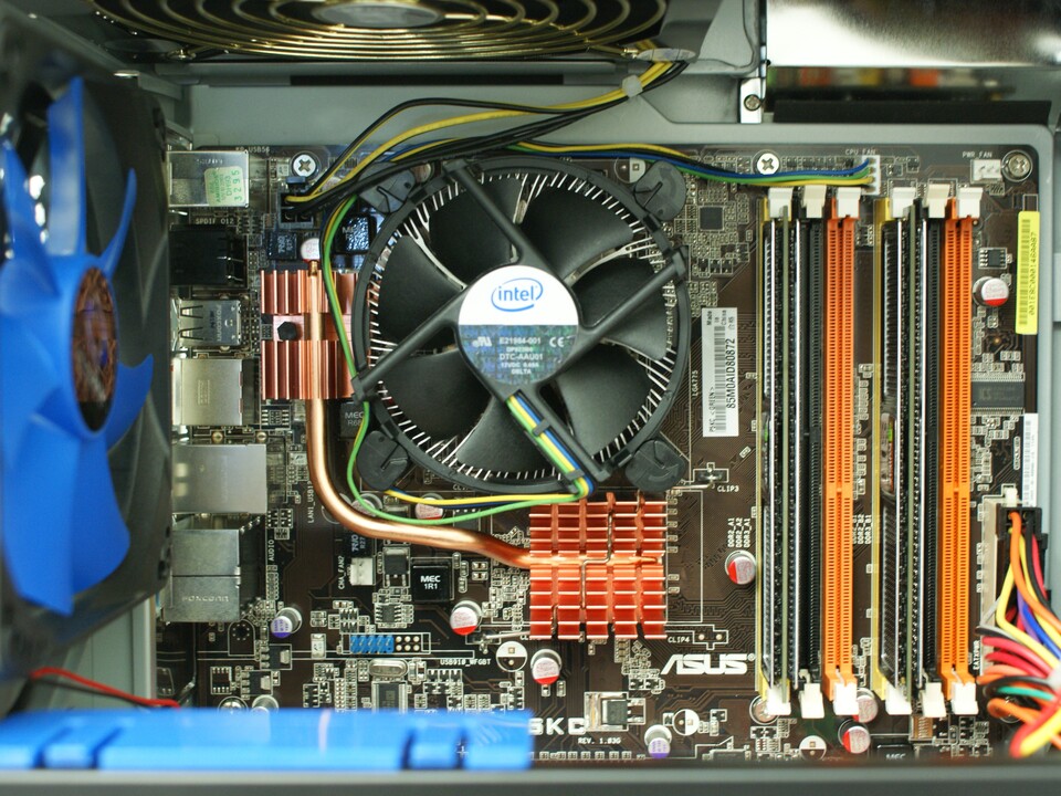 Für die Prozessor-Kühlung sorgt der Intel-Standard-Lüfter -viel Raum zum Übertakten bleibt da nicht.