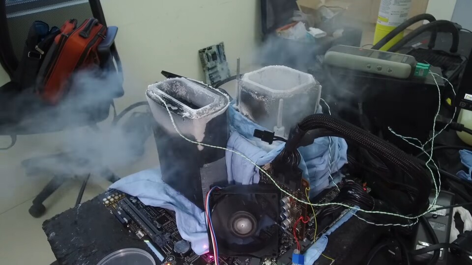 Der Intel Core i7 7980XE mit LN2-Kühlung (Bildquelle: YouTube/der8auer)