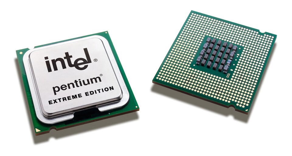 Der letzte Prozessor, der auf Intels NetBurts-Architektur basiert, war der Pentium D. Dieser verpackte zwei niedriger getaktete, separate Kerne auf einem Prozessor, aber nicht in einem Silizium-Chip. Zu dieser Zeit unterstützten allerdings nur wenige Anwendungen mehr als einen Kern, dazu kam die starke Konkurrenz durch den Athlon 64 X2. Unterm Strich war der Pentium D wenig erfolgreich.
