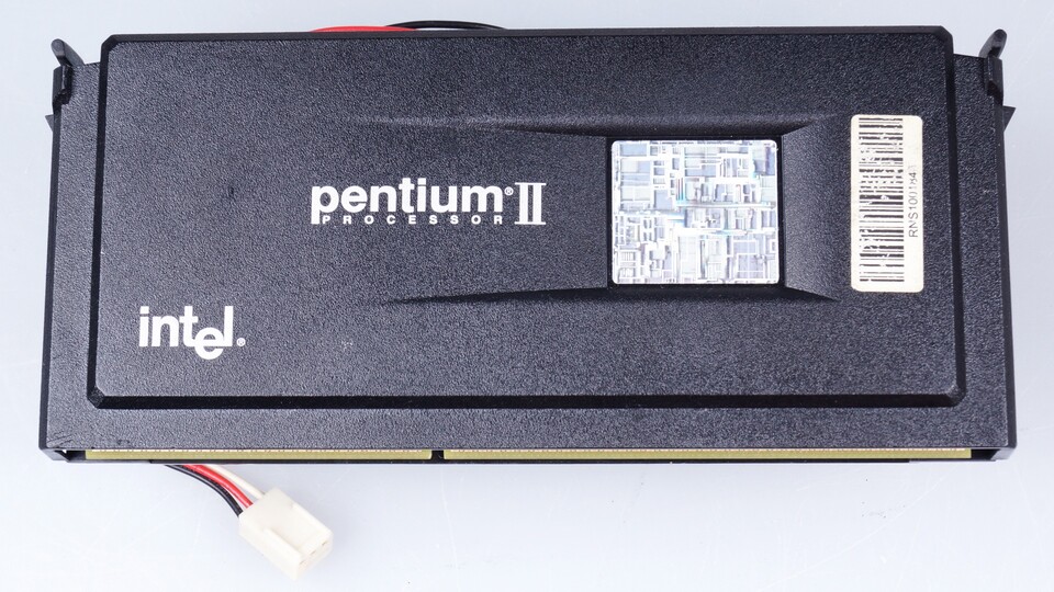 Slot-Prozessoren sind in der Herstellung etwas teurer als Sockel-Prozessoren, wegen der Architektur musste Intel beim Pentium II aber auf die Steckkartenbauweise ausweichen.