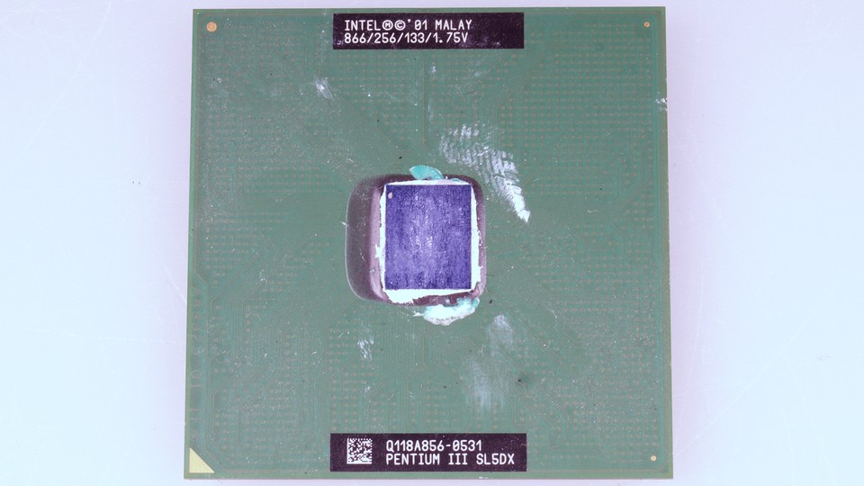 Der eigentliche CPU-Chip macht meist nur einen kleinen Teil der Gesamtgröße eines Prozessors aus. Das offen liegende Silizium war bei der Kühler-Montage sehr leicht zu beschädigen.