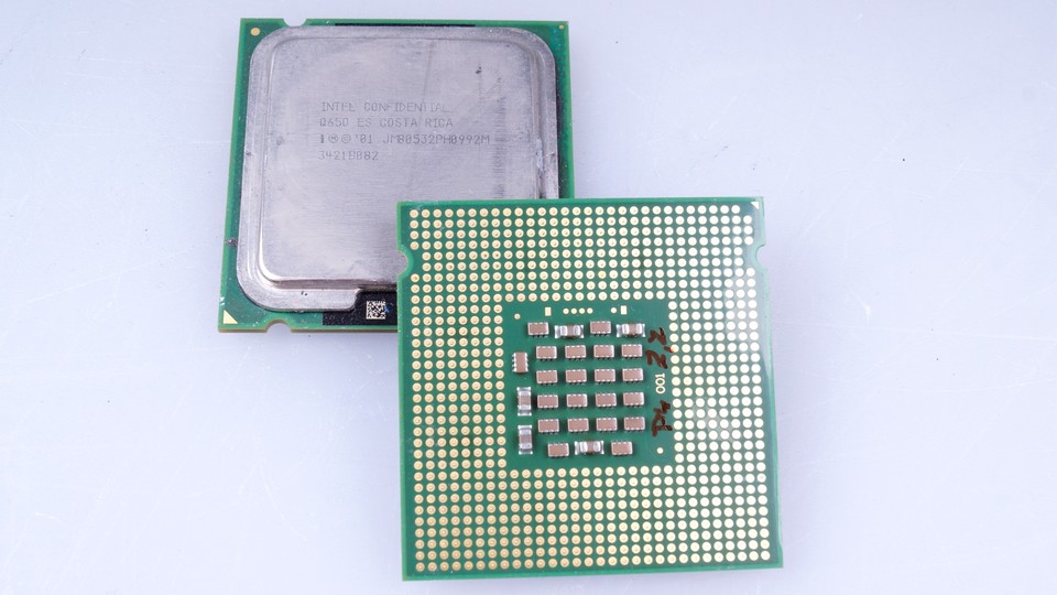 Seit dem Sockel 775 verwendet Intel keine Pins genannten Kontakbeinchen, sondern kleine Kontaktflächen auf der Unterseite der CPU und lagert die Pins in den Sockel aus.