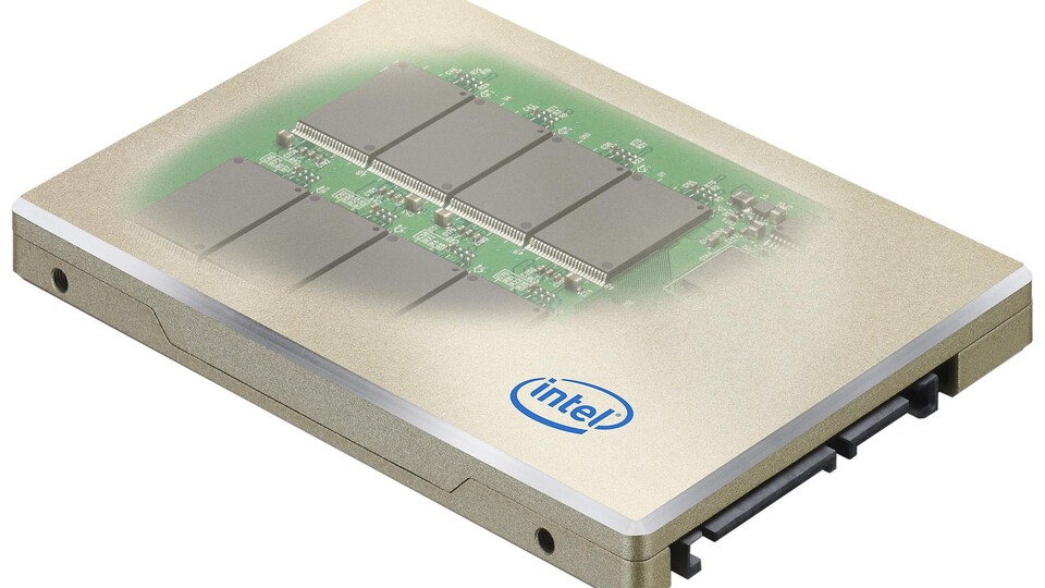 Die synchronen 25-Nanometer-Speicherchips der SSD 520 stammen aus Intels hauseigener Fertigung, der Sandforce-2281-Controller findet sich dagegen in sehr vielen aktuellen SATA3-SSDs.