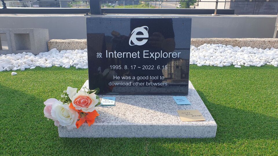 Der Grabstein für den Internet Explorer sieht hochwertig aus. Quelle: Reuters Jung Ki-Young