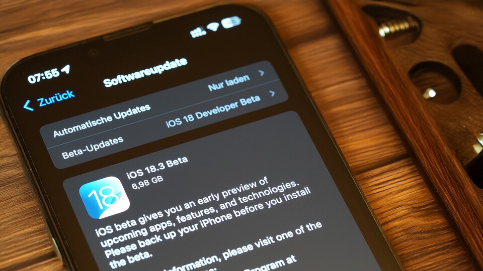 The first test version of iOS 18.3 can be installed now. However, it is only available for developers. (Image: Partially generated with AI)