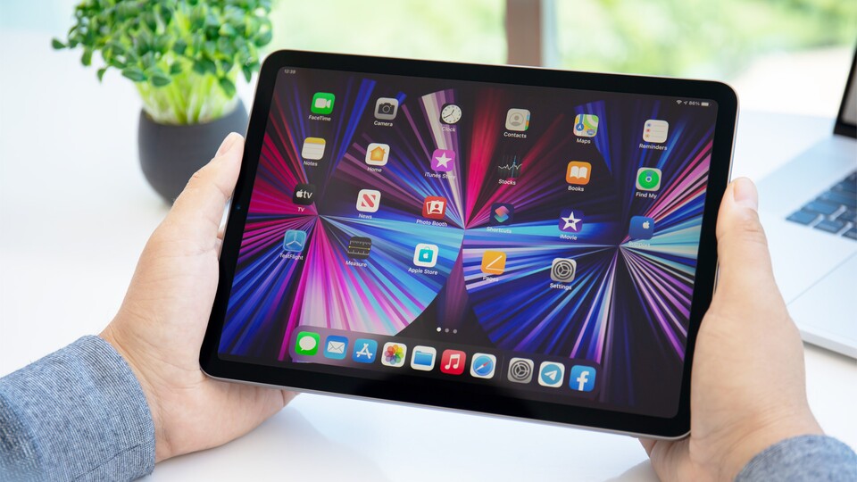 Angeblich kommt ein neues iPad Air mit 12,9 Zoll und Mini-LED-Display. (DenPhoto, Adobe Stock)