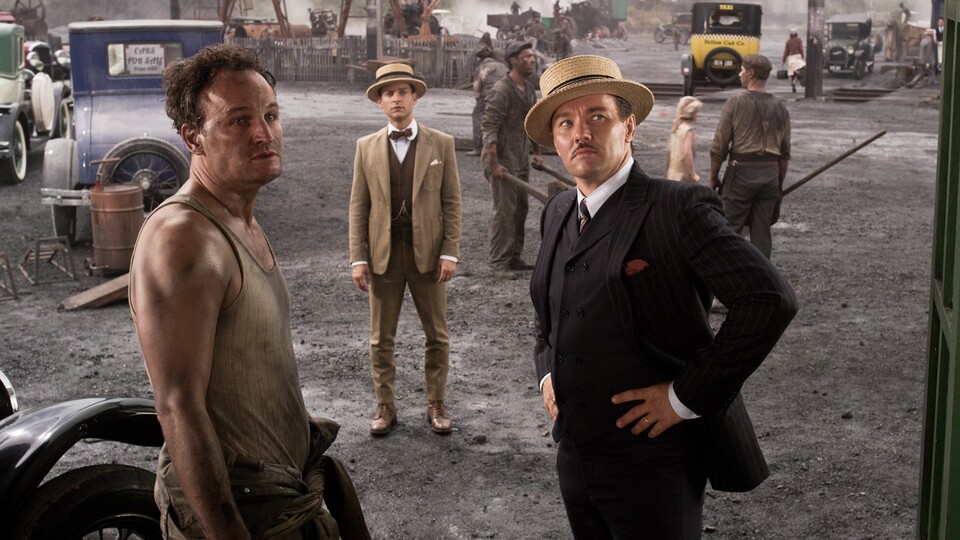 Jason Clarke (ganz links) neben Tobey Maguire und Joel Edgerton in Der Grosse Gatsby