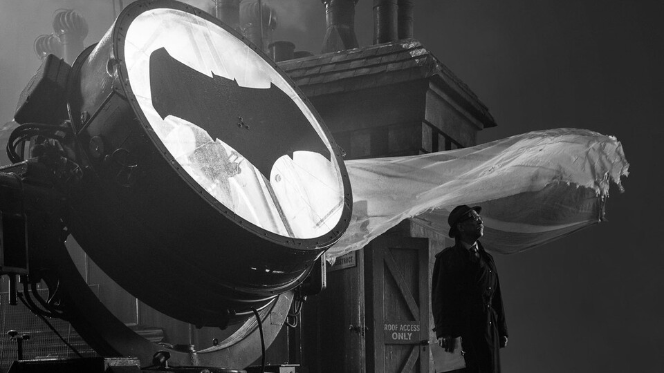 J.K. Simmon als Commissioner Gordon vor dem Bat-Signal in der Comic-Verfilmung Justice League.