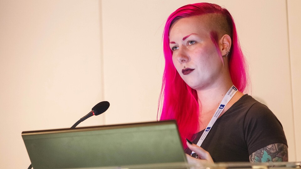 Karoliina Korppoo – hier bei einem Vortrag auf der GDC Europe – ist Lead Game Designerin bei Colossal Order.