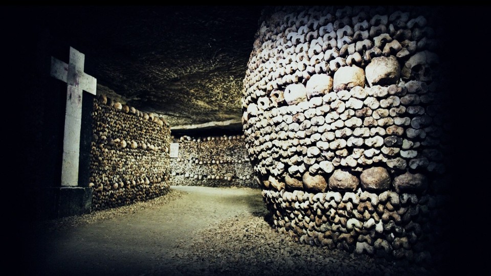 Das Beinhaus ist die bekannteste und beeindruckenste Grabkammer der Pariser Katakomben.