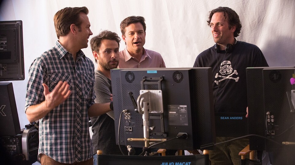 Jason Sudeikis, Charlie Day und Jason Bateman mit Regisseur Sean Anders am Set