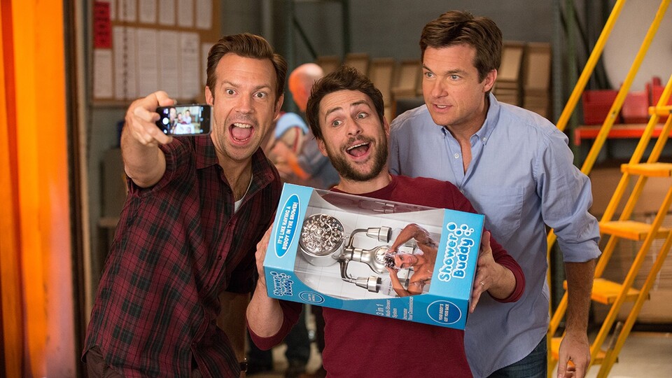 Jason Sudeikis, Charlie Day und Jason Bateman mit dem Shower Buddy