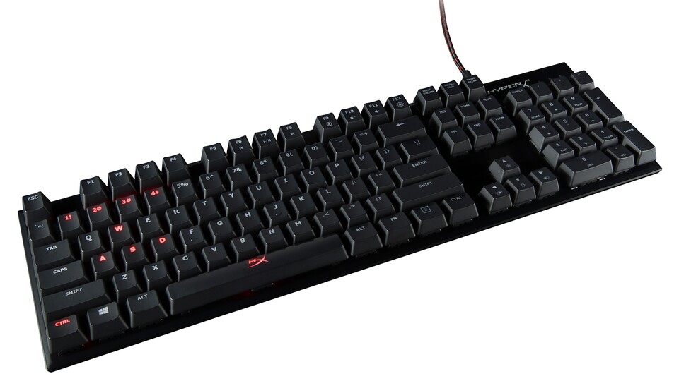 Die HyperX Alloy FPS Tastatur hat das gängige 105-Tasten-Layout samt Ziffernblock und regulär großer Tastenkappen. Kingston versucht aber, das Gehäuse um das Tastenfeld herum möglichst schmal zu halten. 