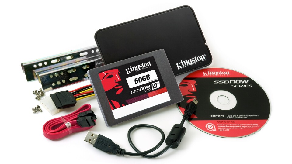 Kingston gibt der SSD Now V+ 200 einiges an Extras mit. Neben den typischen Adaptern und Kabeln liegt der SSD auch eine USB-Hülle bei. Damit lässt sich die Kingston-SSD zur externen Festplatte umrüsten. 