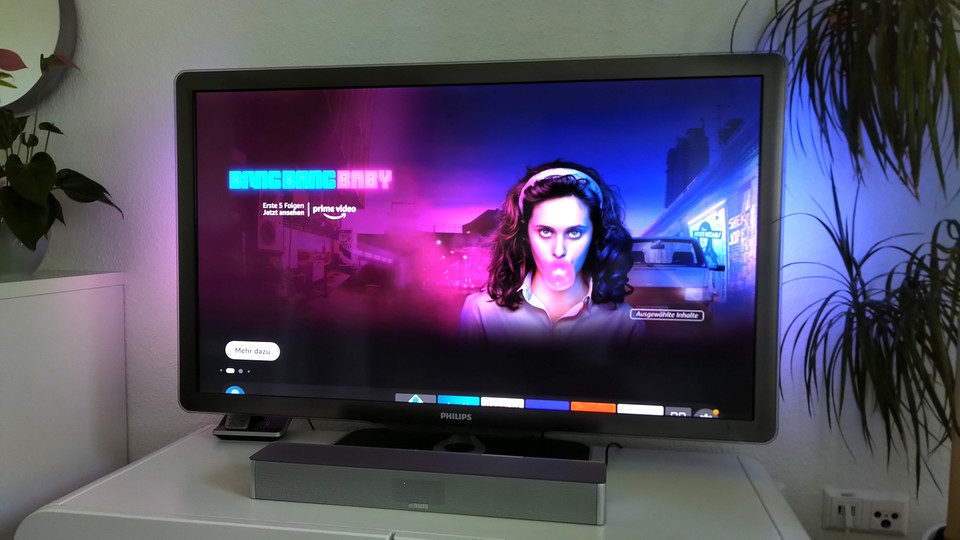 Wenn blaues Licht mehr kann, als nur blau zu leuchten: Mein geliebtes Ambilight auf einem Uralt-TV in Aktion.