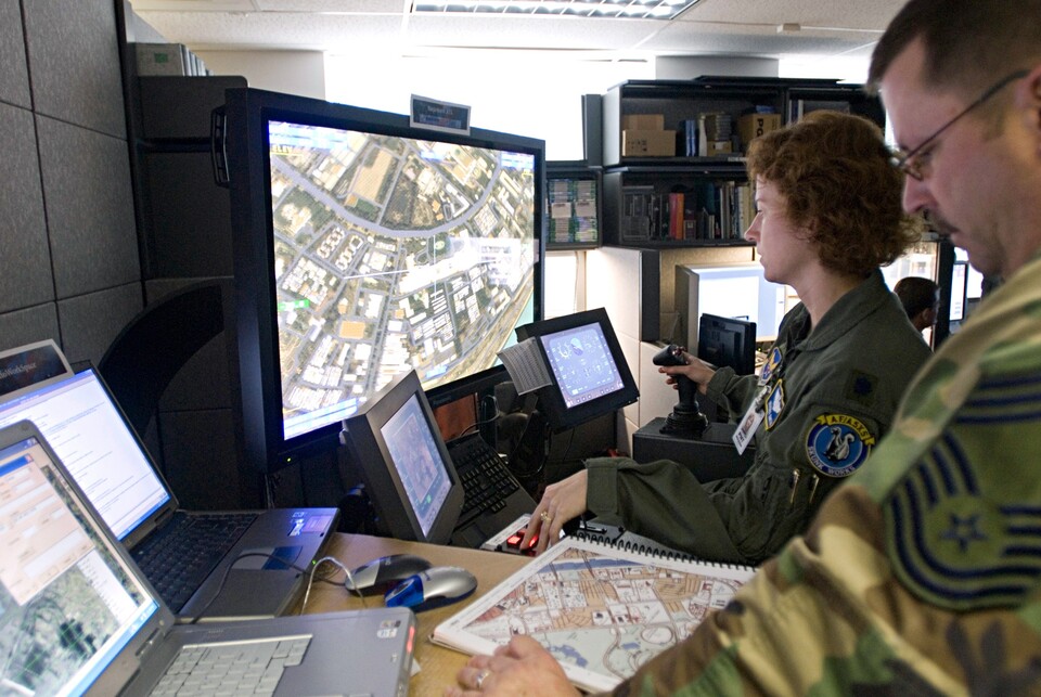 Eine US-Soldatin im Simulationsexperiment Urban Resolve 2015, bei dem mehr als 1.000 Personen an 19 Standorten beteiligt waren.