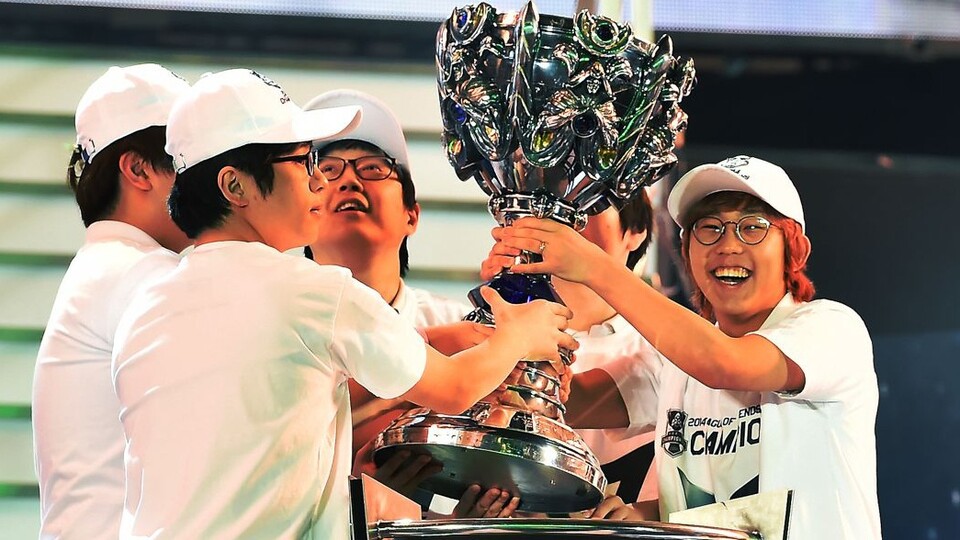 Die WM 2014 hat das koreanische Team Samsung White gewinnen können, deren damalige Spieler imp und Pawn in diesem Jahr für die chinesischen Teams LGD Gaming beziehungsweise EDward Gaming an den Start gehen.