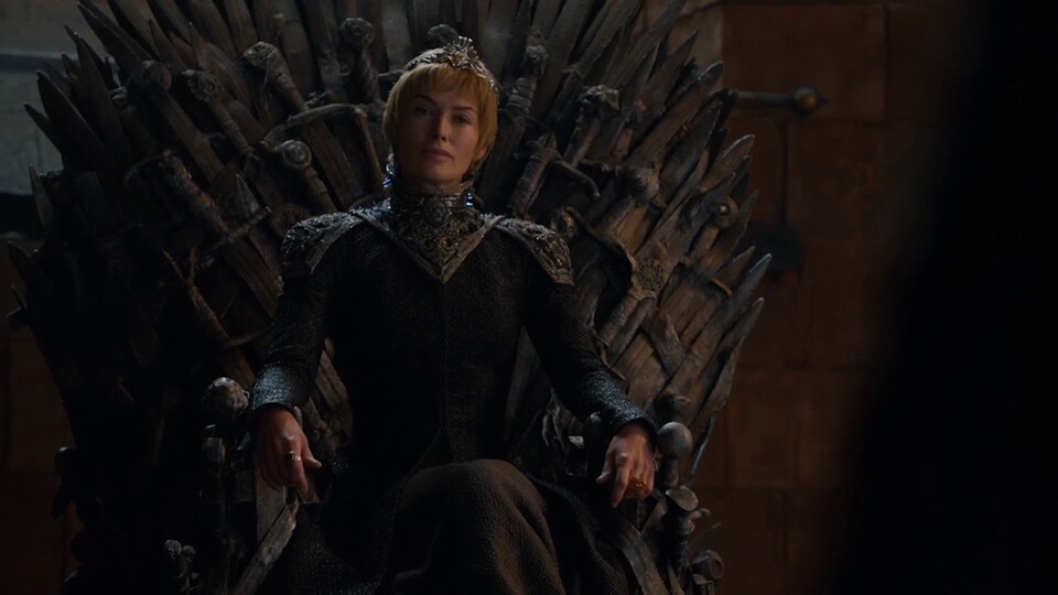 Cersei hat in Königsmund noch immer das Sagen und zeigt allein durch ihre Kleidung, dass sie diese Position nicht leicht aufgeben wird.